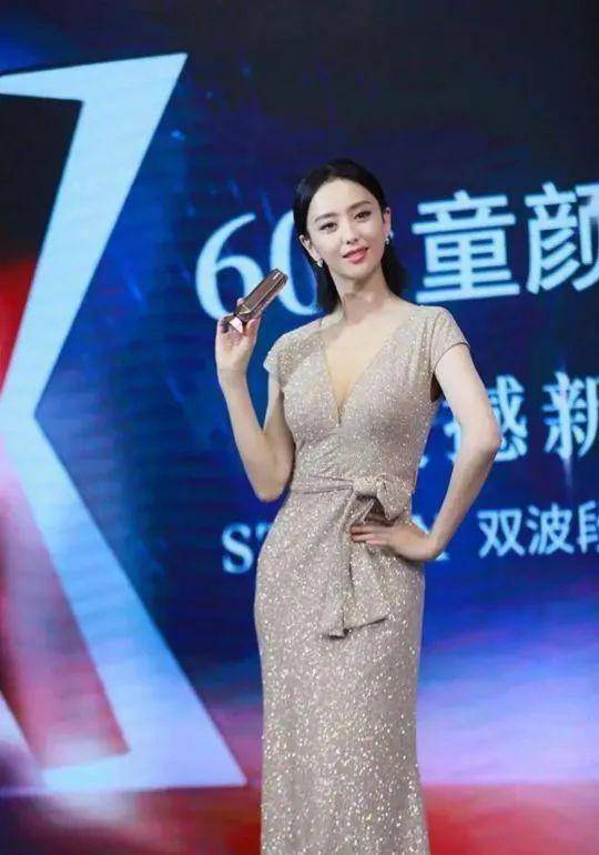 同是新疆美女,为何迪丽热巴捂胸被吐槽,佟丽娅穿深v却被盛赞?