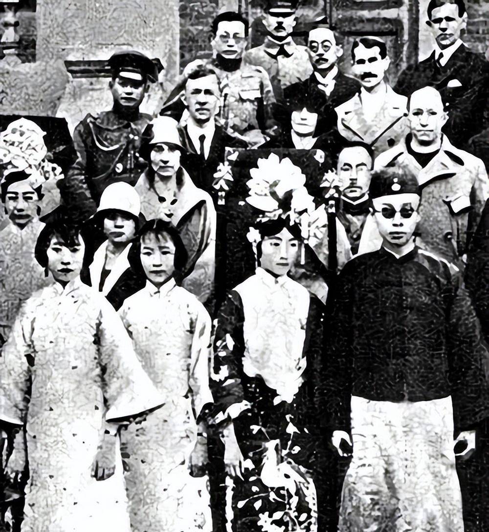 她是一个被皇后桂冠压垮的可怜人_溥仪_皇帝_照片