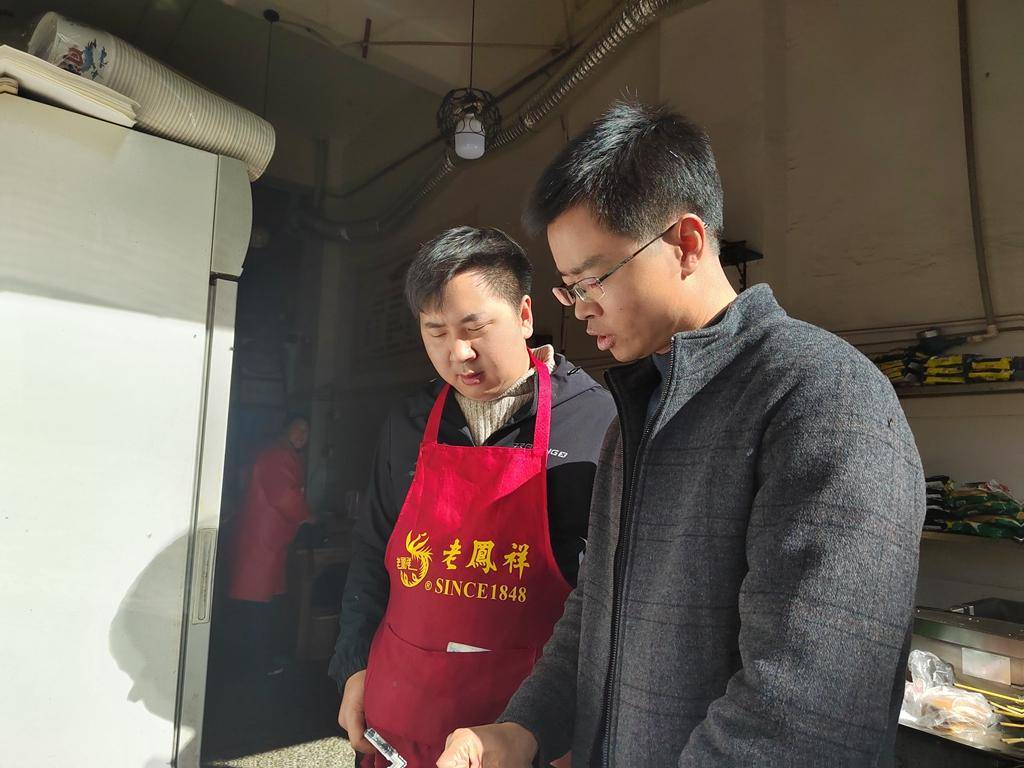 1月3日,会东县参鱼中学联合多部门开展校园周边安全宣传,向商户们发放