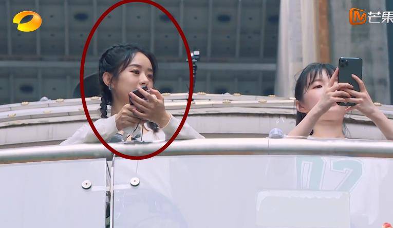 摄影故意仰拍:黄晓明变平淡,李浩菲鼻孔出戏,看赵丽颖:笑翻了_时候