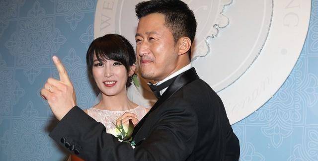 谢楠晒俩儿子日常,无所谓学保姆抱娃萌翻众人,俩孩子脑形引热评_吴京