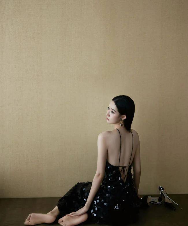 王玉雯身穿黑色吊带礼服裙,时尚又大方,迷倒一片_城市_光芒_魅力