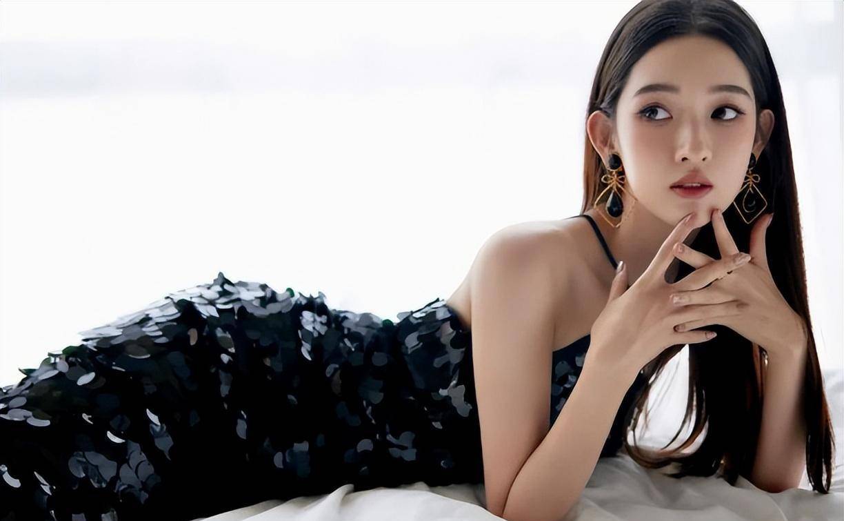 王玉雯身穿黑色吊带礼服裙,时尚又大方,迷倒一片_城市_光芒_魅力