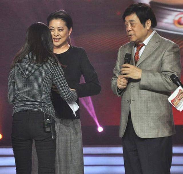 赵忠祥:曾是全国第二男主播17岁晋升央视,与倪萍主持十几届春晚_杨澜