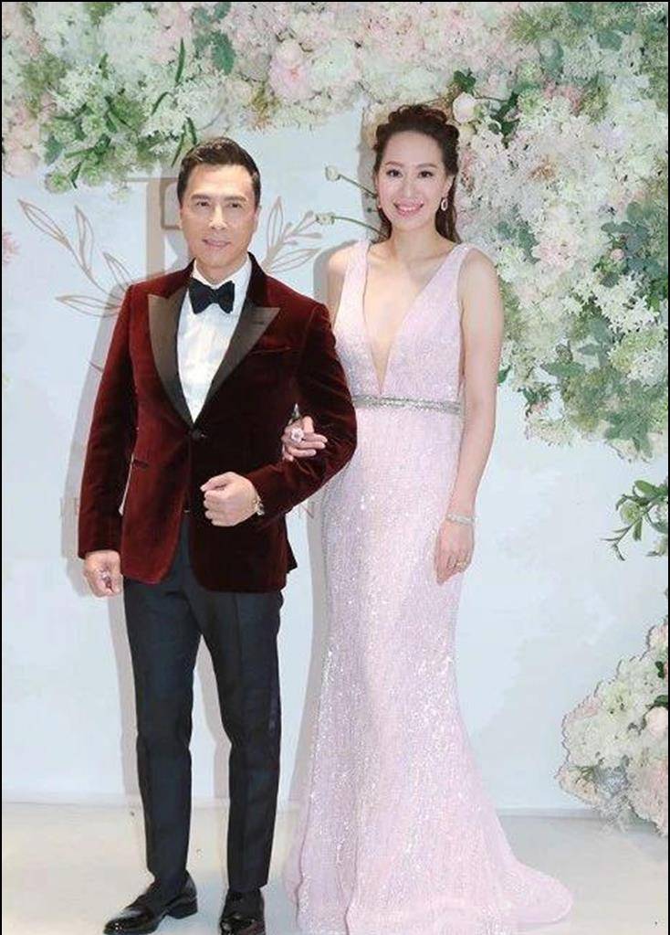 看看甄子丹老婆以前的穿搭,不得不说他穿得非常好.