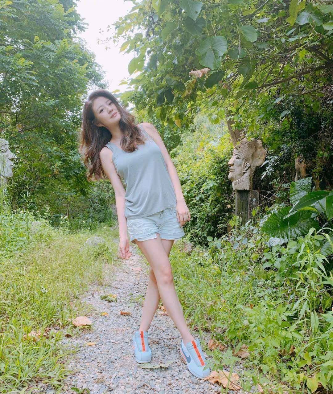 安以轩晒小时候与66对比照,感慨做妈妈后的不容易,一家三口犹如复制