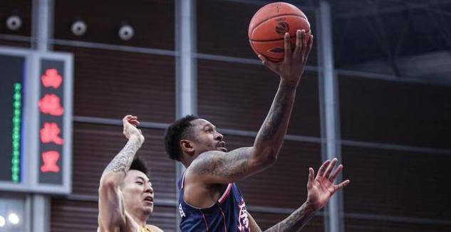 马尚布鲁克斯轰下26分,广东宏远惜败新疆男篮,感谢杜锋的坚持_比赛