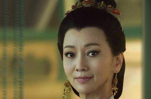 她是赵雅芝,扮演章子怡的母亲和于和伟的妻子.