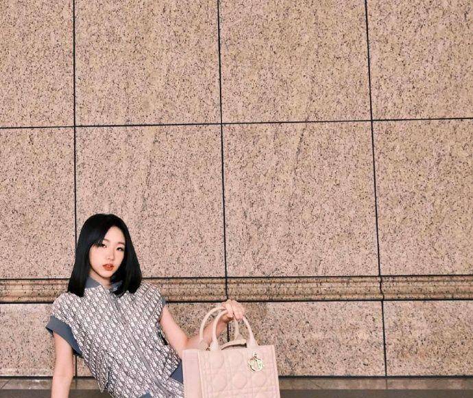 18岁穿全套迪奥,坐在地上不嫌脏,但被批廉价_elly_时尚_发展