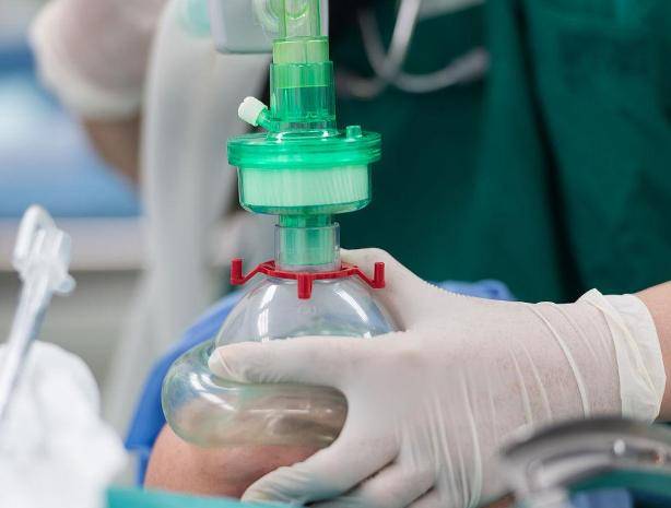 在麻醉苏醒过程中,患者可能会出现一些并发症,如呼吸道梗阻,缺氧等.