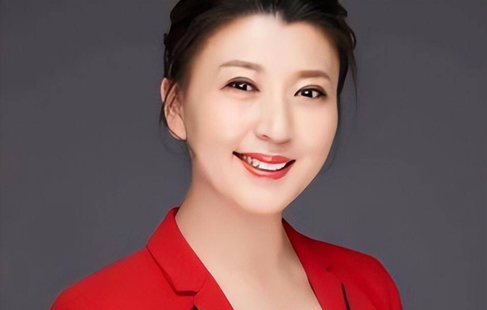 闫学晶:长相平平无奇,却深受富豪喜欢,二嫁煤老板被宠成公主_赵本