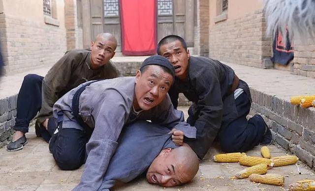 张嘉译专门摆了一桌,把秦海璐,何冰,刘佩琦,雷佳音都请过来了,张嘉译