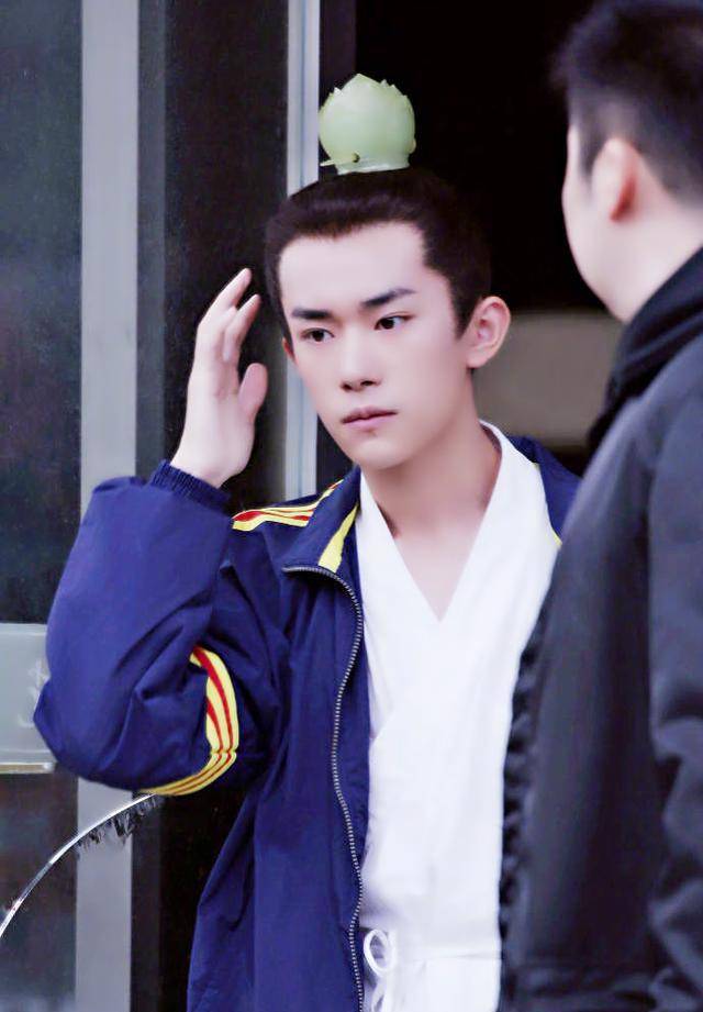 易烊千玺李泌造型曝光,头上簪子似多肉,方向居然还弄反了?