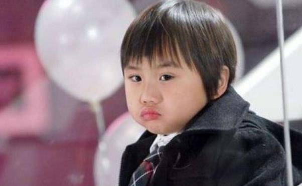 童星小小彬让人心疼,两岁出道赚钱养家,如今患病发福无戏可拍_温兆华