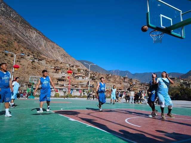 俄亚纳西族乡开展"欢度纳西年11凝聚新动力"村民男子篮球友谊赛