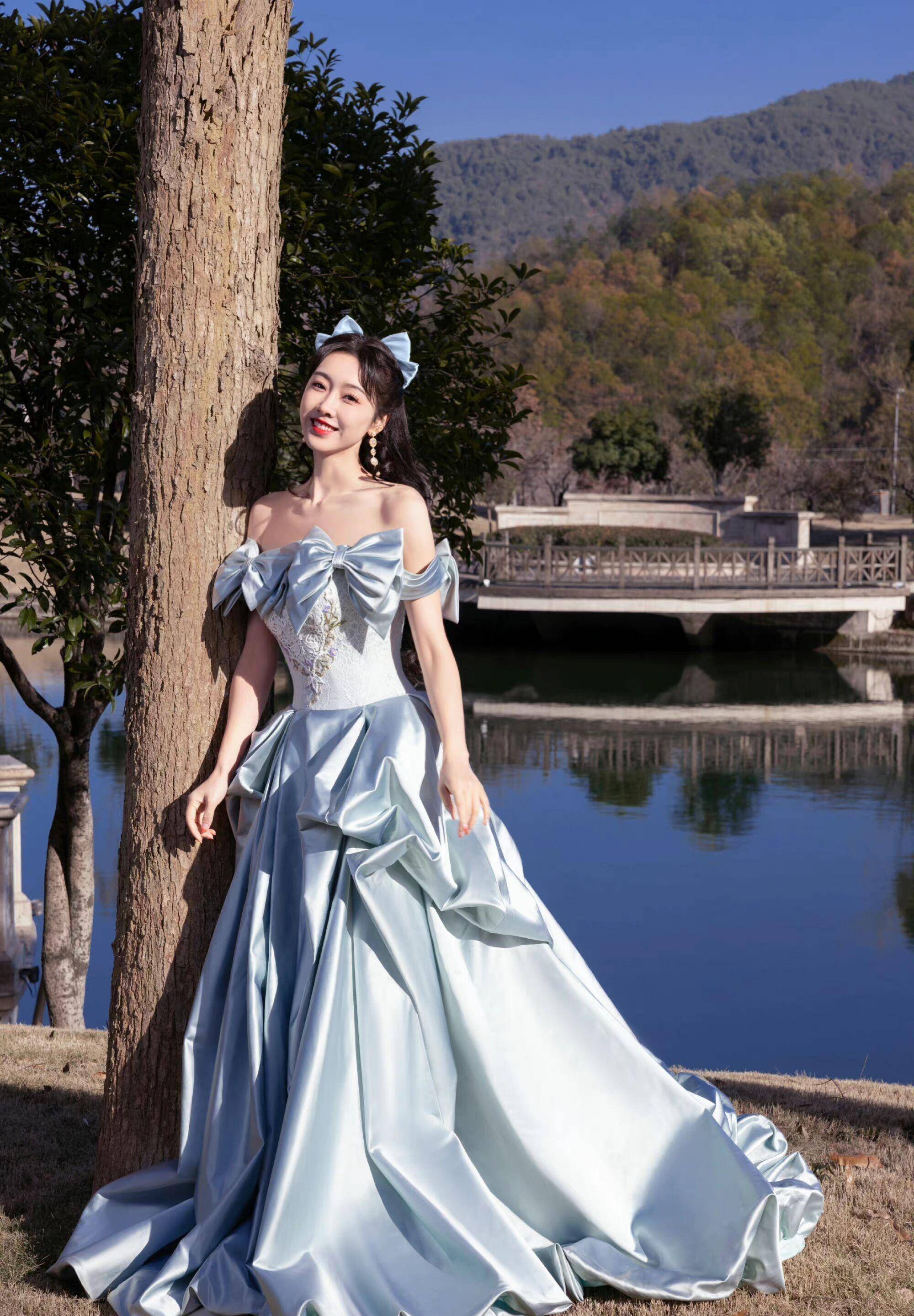 这才是真正的"在逃公主"!穿上蓝色礼服裙的宣璐,好让人心动