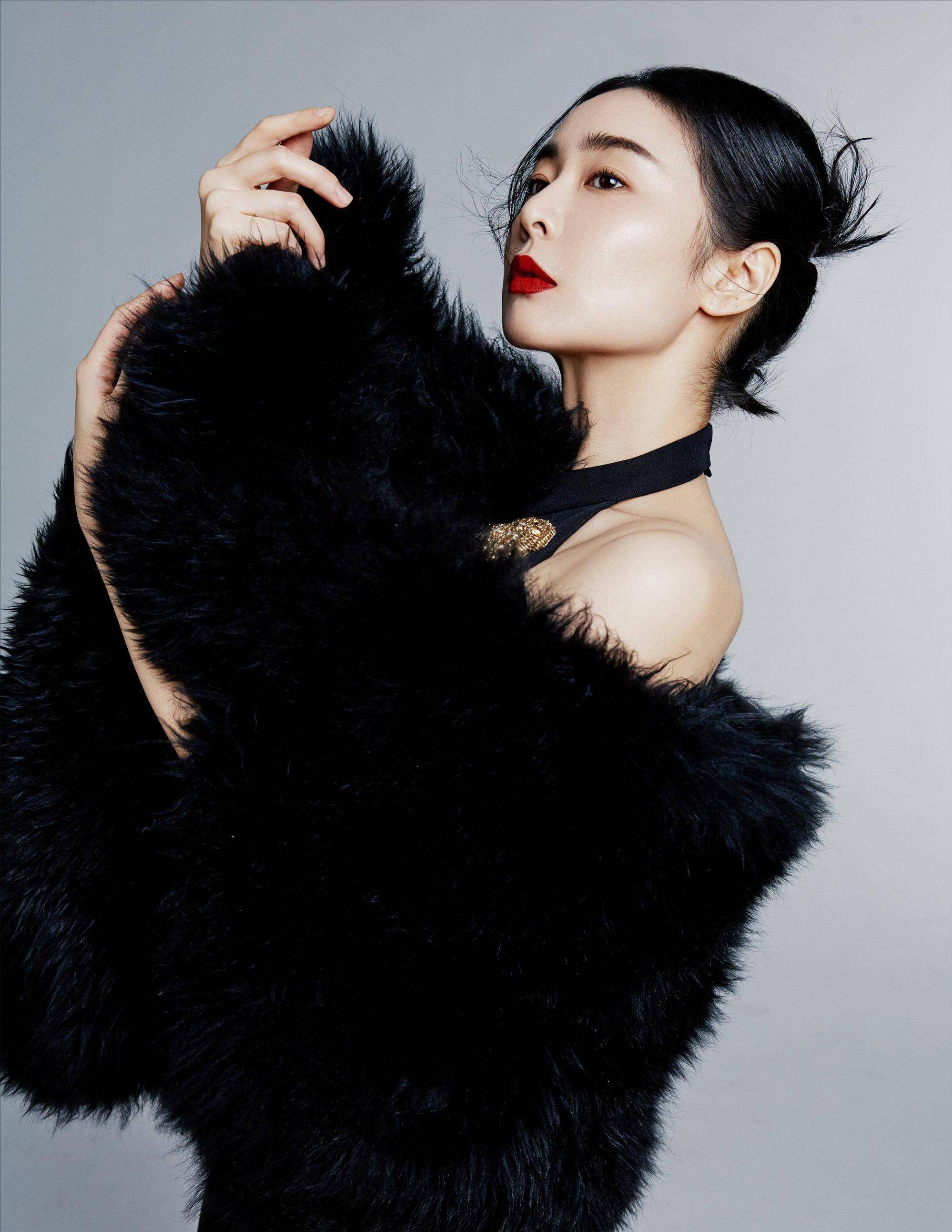 或者是带有层次感下摆的黑色吊带,会让你的身材看起来优雅.