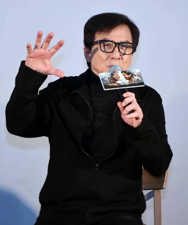 成龙当年凭借《红番区》打进好莱坞,却直接推开为他颁奖的周星驰_电影