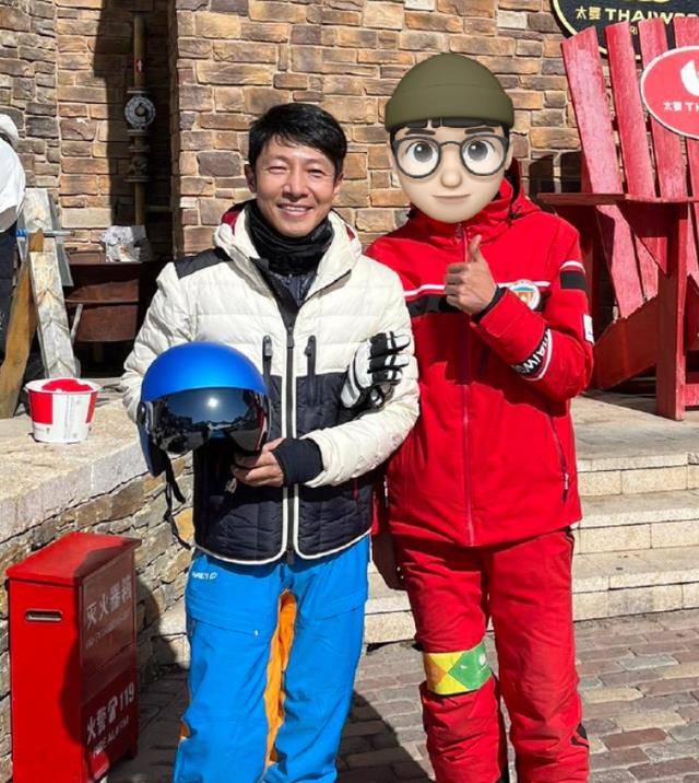 撒贝宁尼格买提滑雪被偶遇,两人穿着朴素,撒贝宁满头白发很显老_小尼