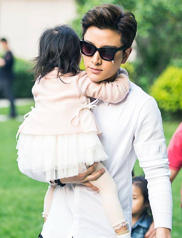 贾乃亮妈妈亲手为李小璐洗脚,替儿维持婚姻,卑微又心酸_表演_孩子