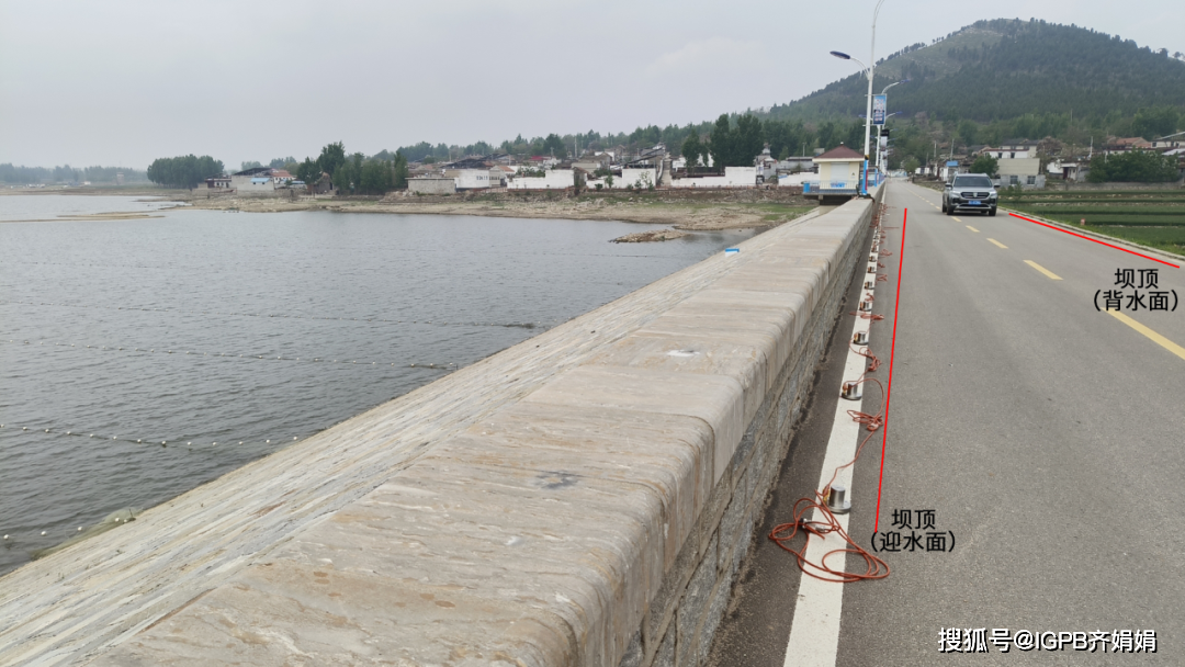 采用gs2000地质b超仪,在坝顶迎水面,坝顶背水面,坝底背水面布置了多条