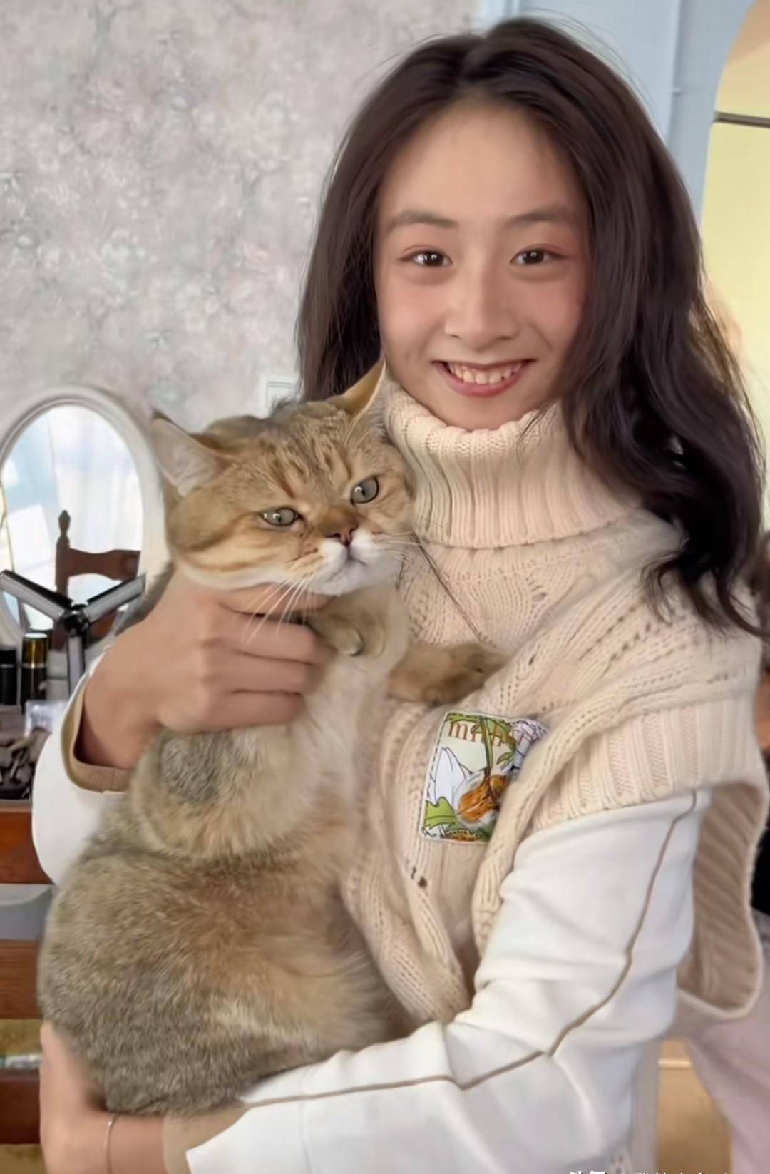 孩子们合照的背景是蓝天白云,阳光温暖,森碟的笑容花枝招展,弟弟则