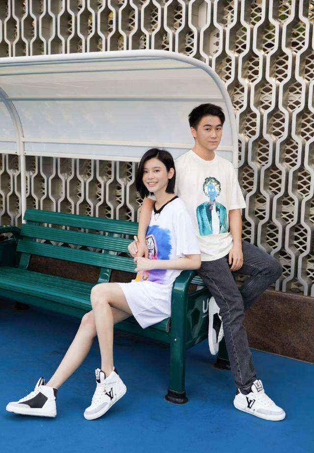何猷君夫妇合体秀恩爱,官宣二胎后女方素颜出镜,状态显憔悴_奚梦瑶