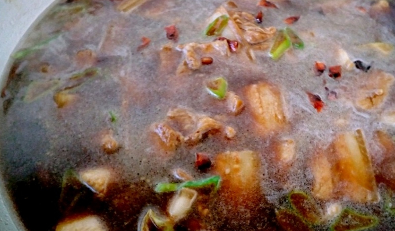 老婆孩子熱炕頭,東北餐桌上的硬菜——豬肉燉粉條_五花肉_高湯_紅薯