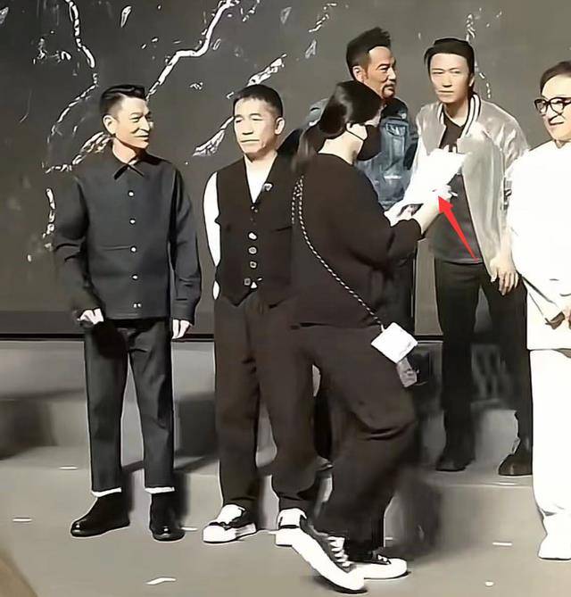 古天乐成龙站老板身边,刘德华张学友破不和