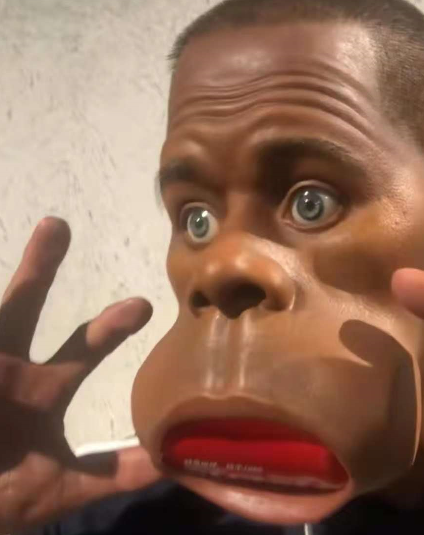 "大嘴猴"吞易拉罐,拔不出来吓得瞳孔放大,其实我们都被骗了