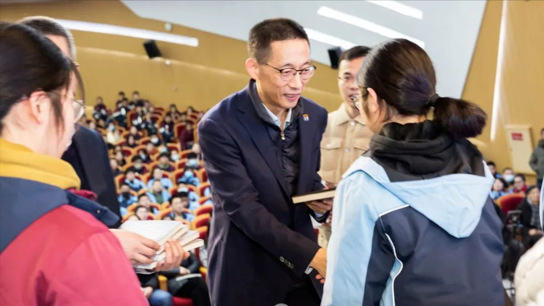 中科院院士,西湖大学校长施一公到海宁市高级中学讲学_科学_海高_学子