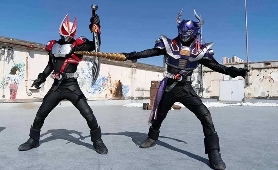 而在超战斗dvd中,极狐和霸牛依然在战斗,这次极狐使用的是前辈龙骑的