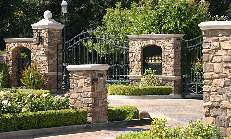 玩转围墙设计:不同风格花园围墙的创意与灵感