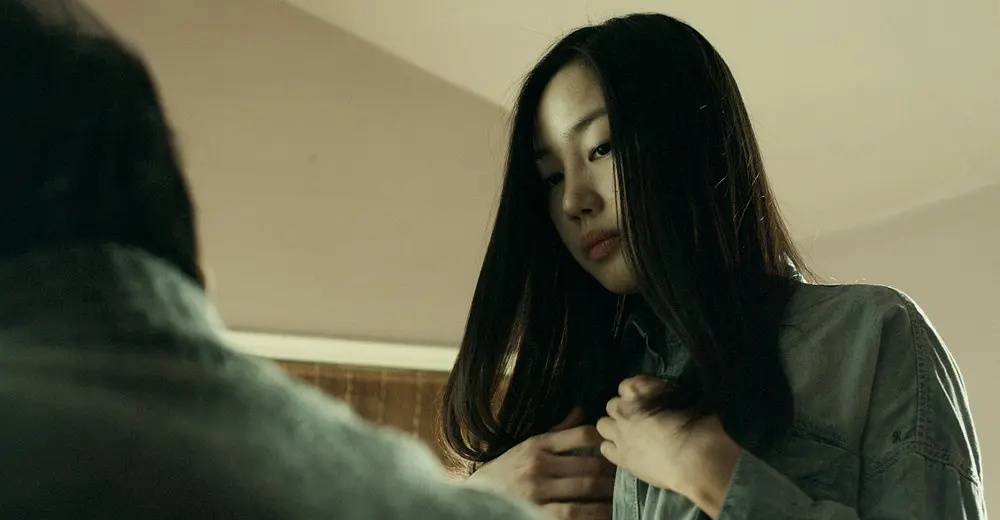 韩国惊悚伦理片《勾当》:一段危险的三角恋情与伦理边界探索