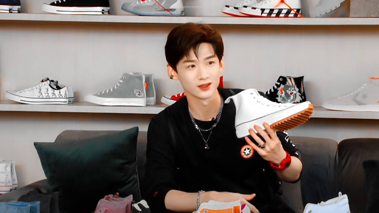 白敬亭工作室招聘风波:实习生要求多,被指"割韭菜"?_团队_专业_明星