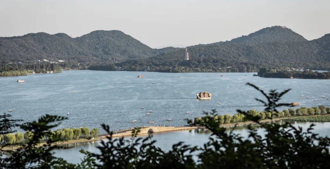 而今,從售價上億的湘湖壹號,到湖風雅園和院,湘湖早已院墅林立,與之江