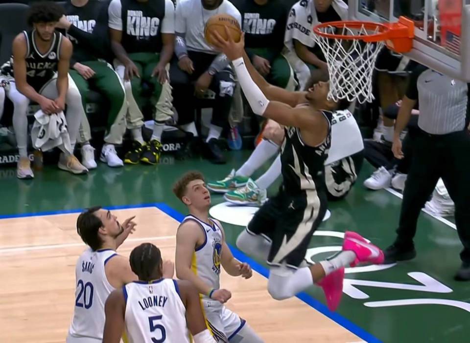 第三节比赛来到五分53秒,字母哥一条龙推进至前场,推土机般碾压对方打