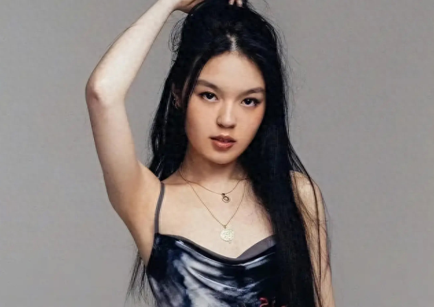 李咏女儿穿红色内衣自拍,大方秀"蚂蚁腰",网友:这身材太好了_法图麦