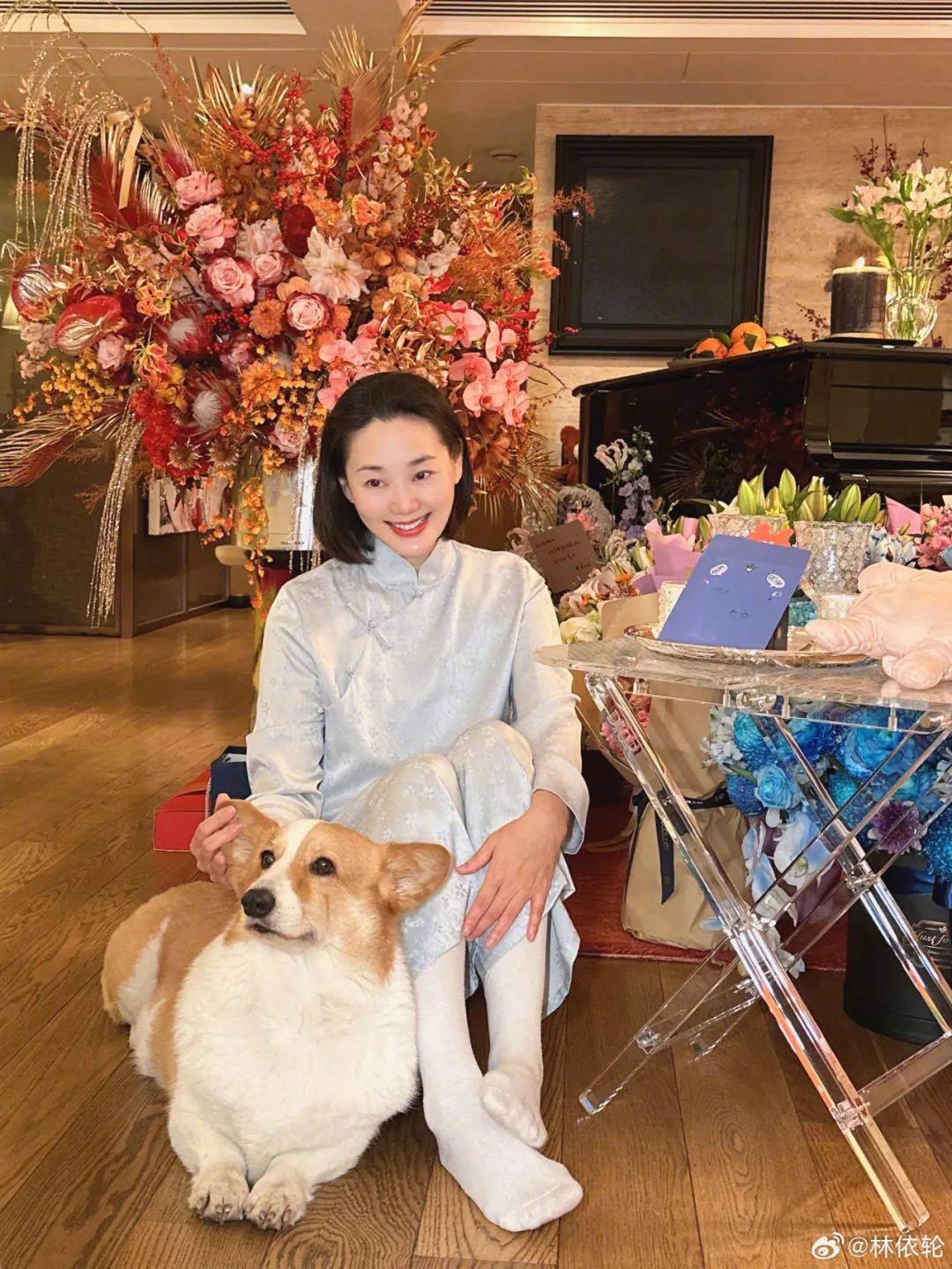 林依轮妻子西华晒近照住亿万豪宅被老公宠爱30年7