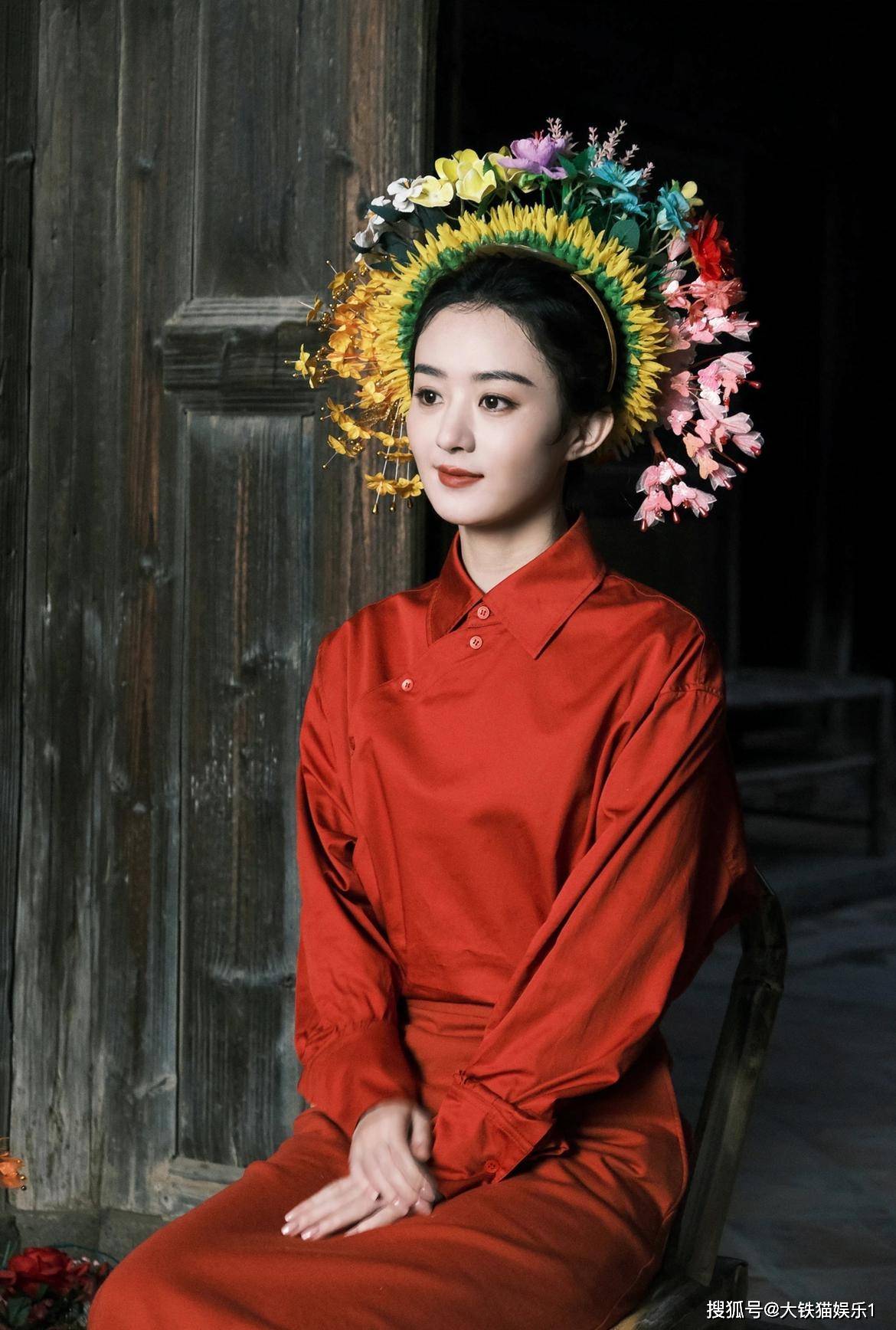 年初赵丽颖拍摄《上城士》杂志时首尝簪花,她一袭红衣,身姿纤细,色彩