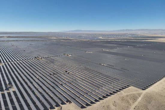 国家第一批风光大基地华能青海项目全部并网发电