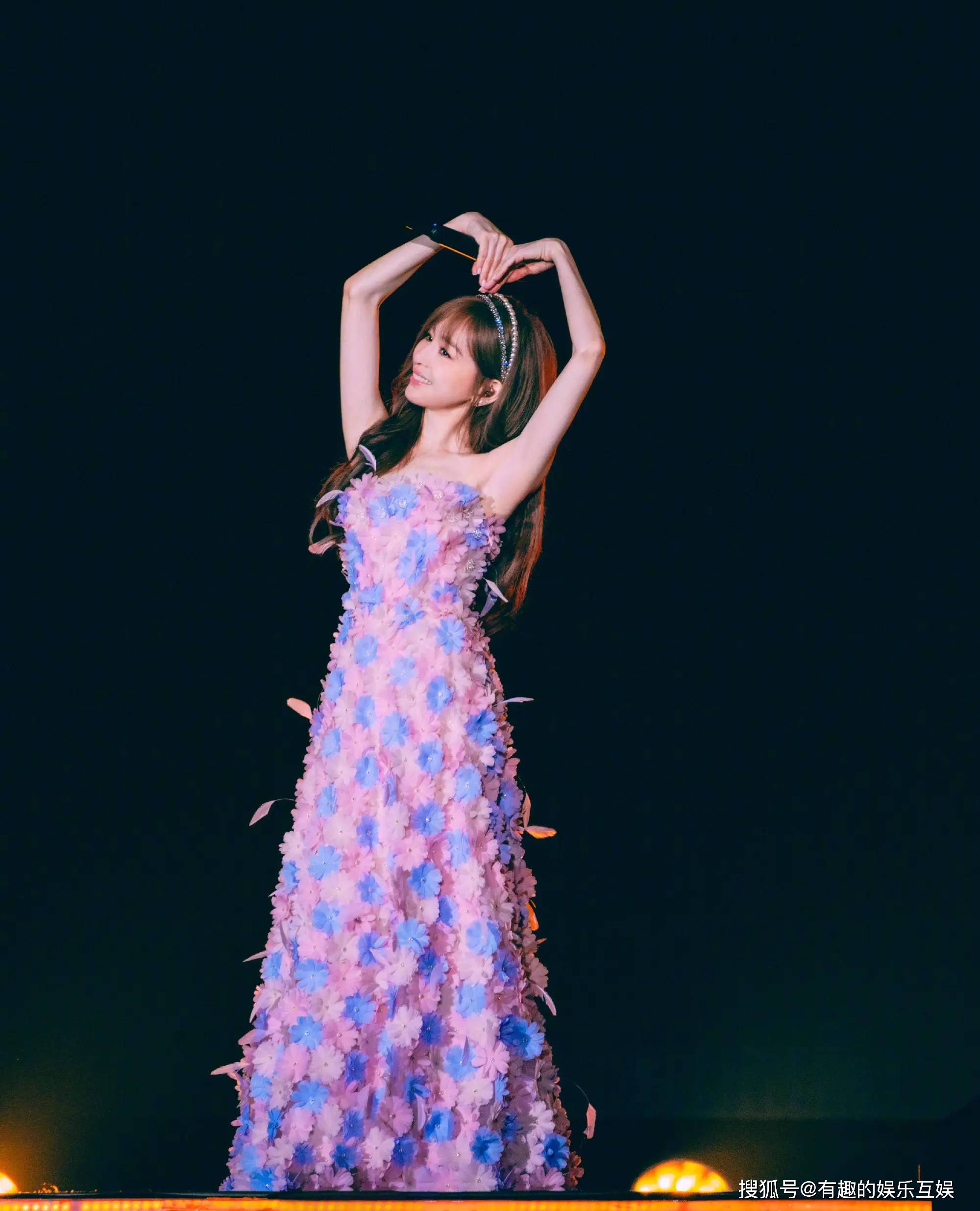 王心凌花仙子造型惊艳,身穿鲜花抹胸裙唱歌,舞台上比心自带仙气_裙子