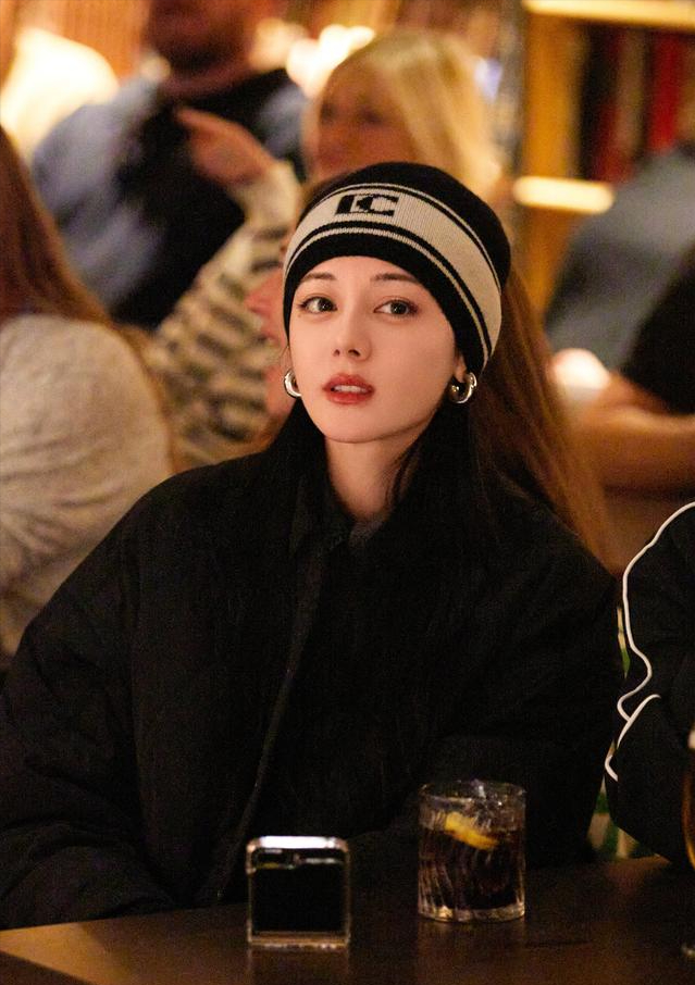 迪丽热巴回新疆给妈妈过生日,展现孝心和友情_家人_家庭_工作