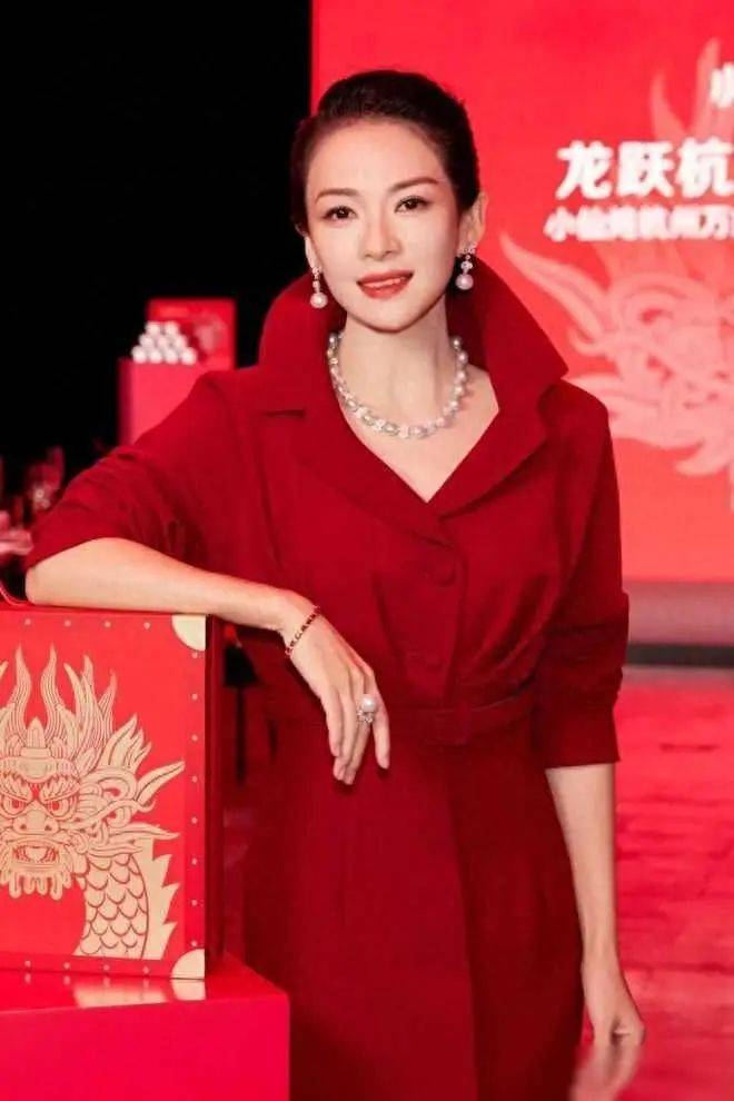 章子怡2024惊艳首秀,红衣珠宝闪耀全场,离婚后颜值坚挺事业回春_生活