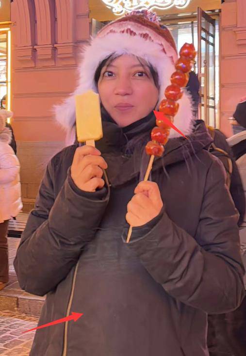 十分松弛,虽然没有精致妆容的加持,但还是能看出当下赵薇发胖了不少