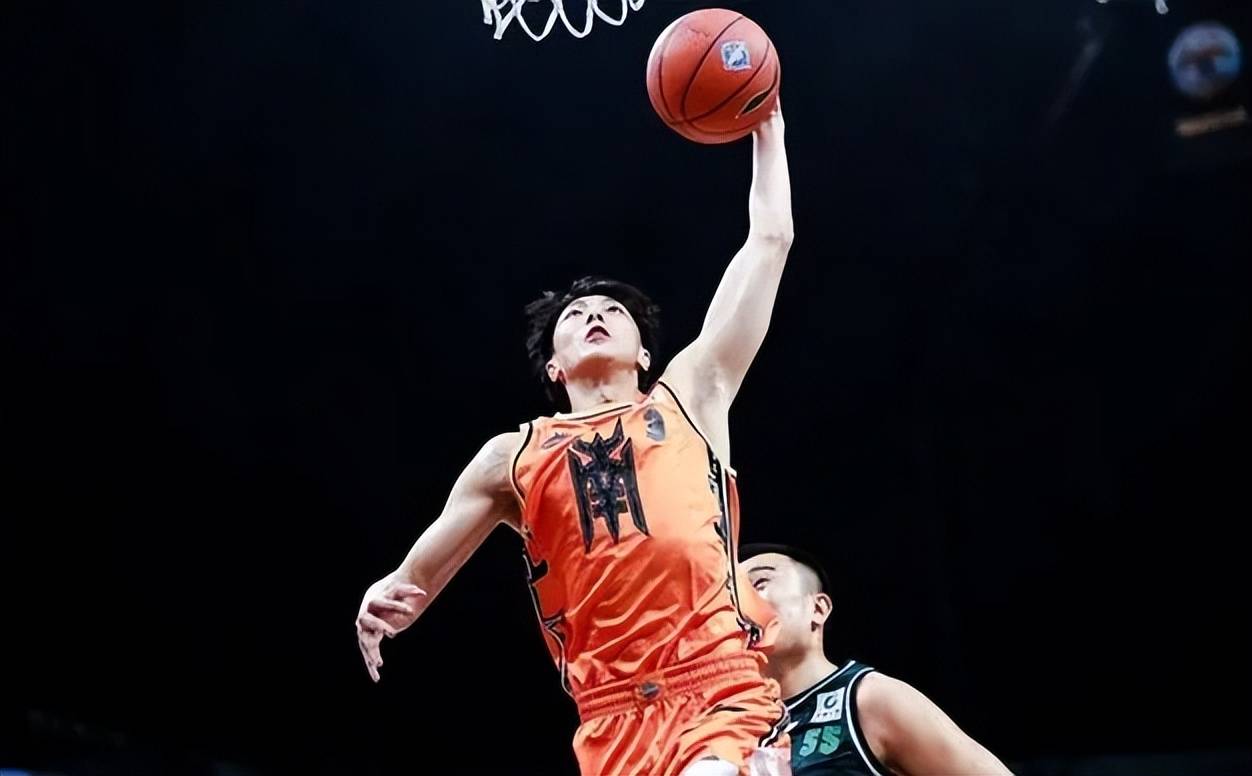 胡明轩:全明星票王,拼命三郎的防守,让他获得了一众球迷的喜爱