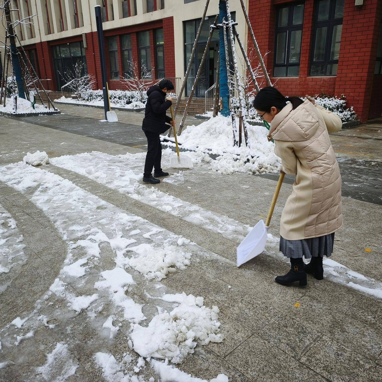 学校除雪照片图片