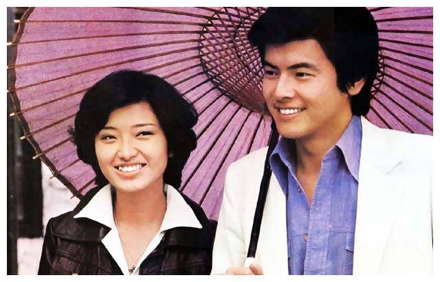 64岁山口百惠穿羽绒服身材臃肿,71岁三浦友和高大帅气,仍旧甜蜜_岁月