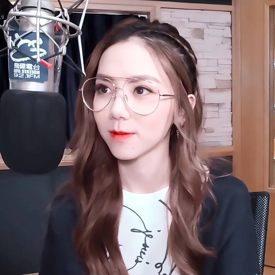 大家都知道,邓紫棋原名叫做邓诗颖,这两个名字都好听,不过大家熟知的