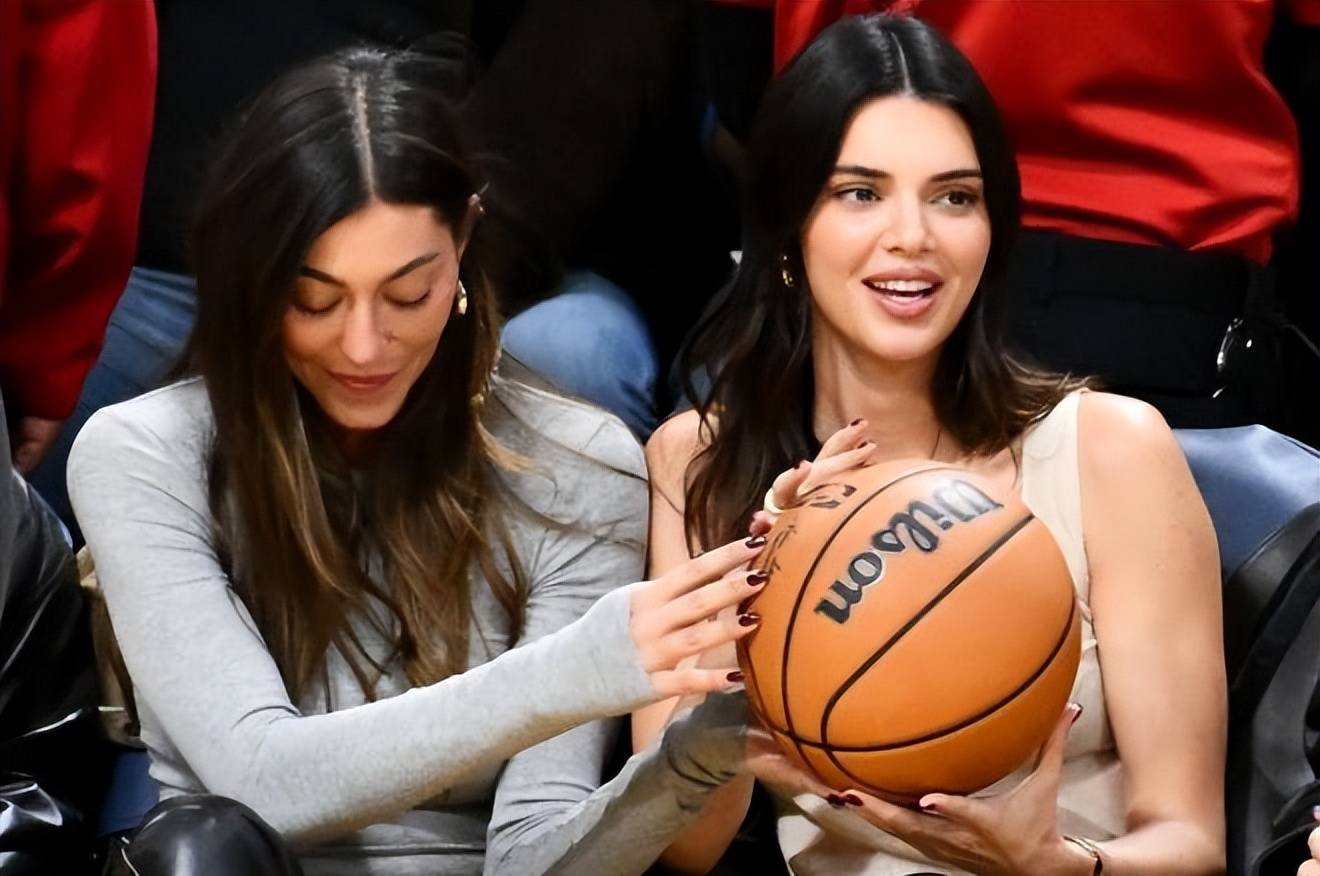 詹娜观战nba,闺蜜团太养眼!妖艳妩媚不减当年_比赛_时尚_商业